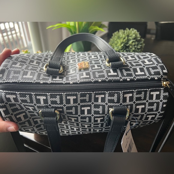 Tommy Hilfiger Signature Handbag/Crossbody - Picture 7 of 11